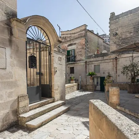 Guesthost - Domus Tua * Matera