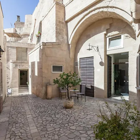 Guesthost - Domus Tua * Matera